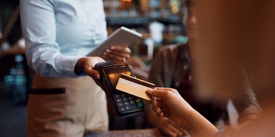 Pagamento com cartão multibanco, se exagerar nas compras pode ficar em sobreendividamento