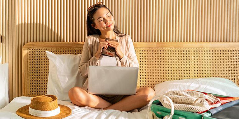 Jovem a utilizar sites para marcar viagens baratas