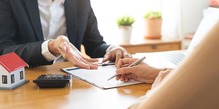 Inquilino e senhorio a negociar rendas antigas