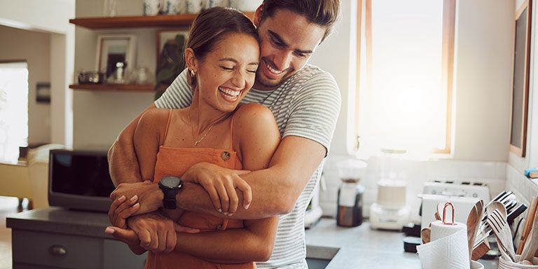 Casal feliz. Será que podem existir problemas quando um dos elementos ganha mais?