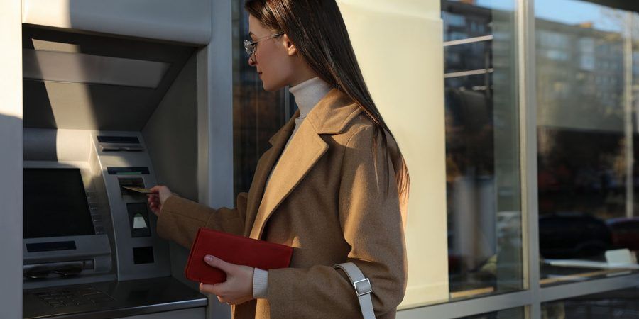 mulher a pagar o IRS em prestações num caixa automático