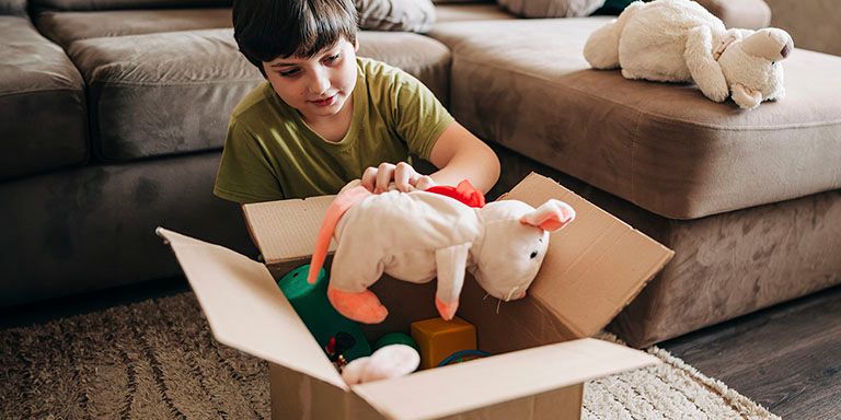 Menino a doar brinquedos usados