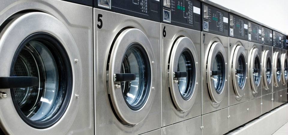 Lavar e secar roupa numa lavandaria self-service