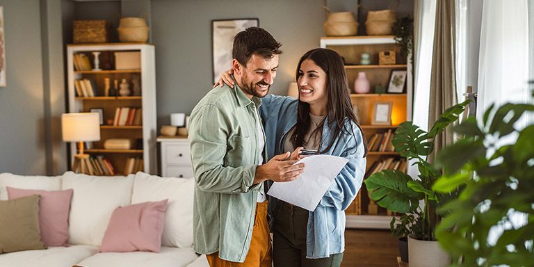 Casal de jovens a ponderar contrair um crédito habitação com valor residual