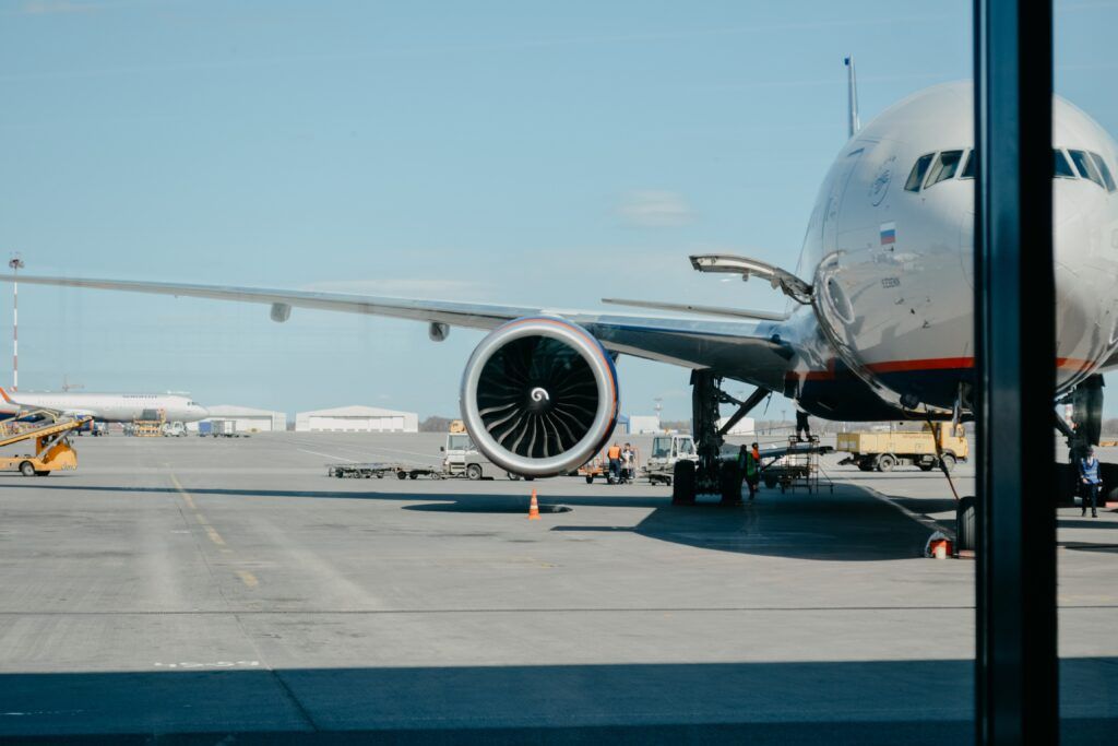 Largar pessoas no aeroporto fora das zonas autorizadas dá multa