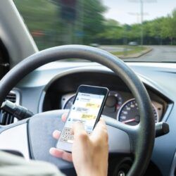 Multas mais pesadas para uso do telemóvel ao volante