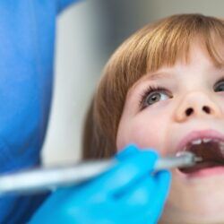 Leve os seus filhos ao dentista. De graça.