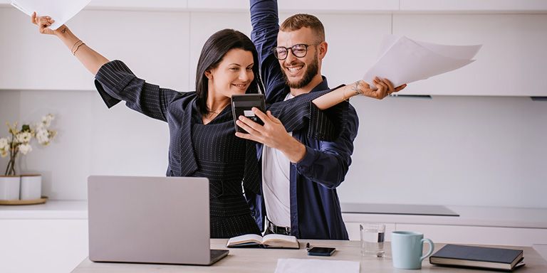 Jovem casal a analisar as siglas ISUC, ISCC e MTIC num pedido de crédito