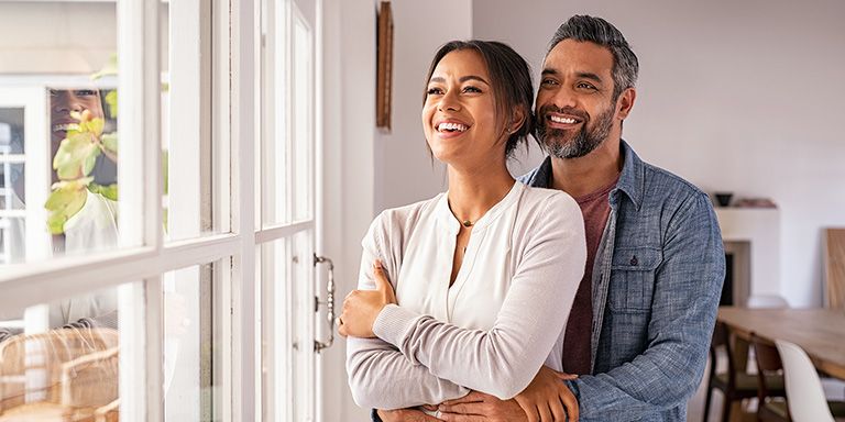 Casal feliz porque conseguiu transferir o crédito à habitação