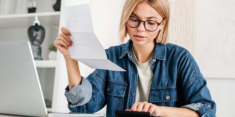 Jovem a escolher entre taxa fixa ou variável no crédito à habitação