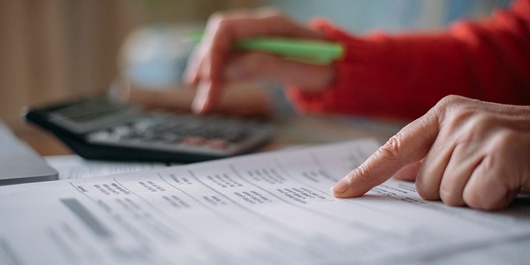 Senhora a calcular a taxa de esforço de um crédito