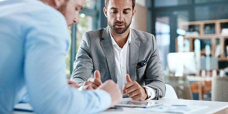 Homem está a debater condições de um empréstimo com um intermediário de crédito