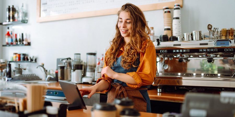 Barista a tirar café que ilustra portugueses quem têm dois trabalhos para fazer face às despesas