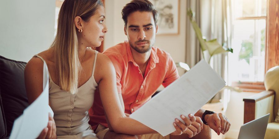 Jovem casal que se vai divorciar debate o que fazer aos créditos que contraíram durante o casamento