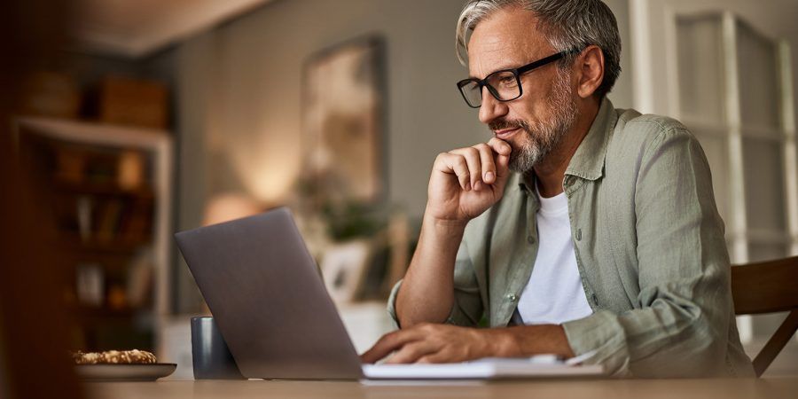 Homem no computador interroga-se: Não consigo pagar a renda. E agora?