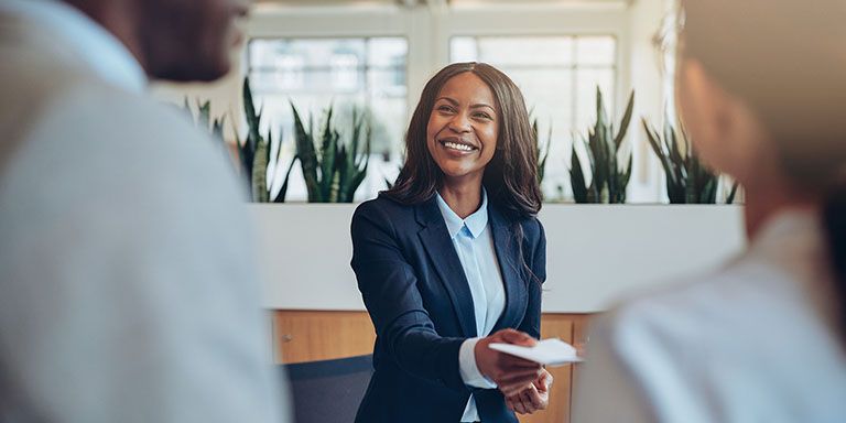 Mulher a sorrir acaba de subscrever certificados de aforro