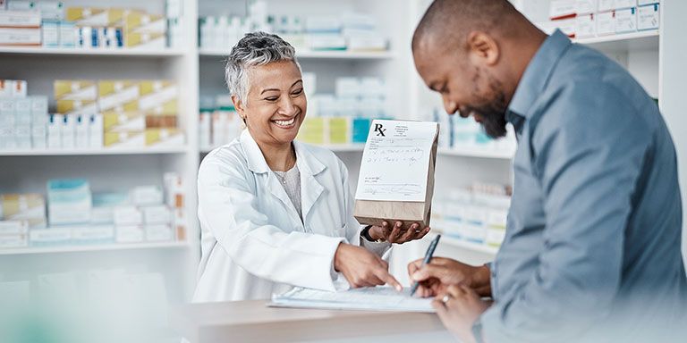 Homem e mulher a sorrir com o seguro de saúde fica mais fácil pagar as despesas médicas