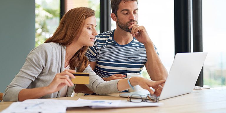 Jovem casal avalia se será possível poupar com a tarifa indexada