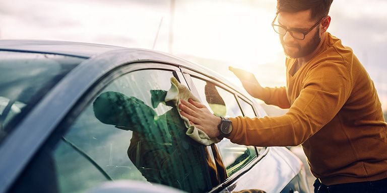 Homem limpa carro. Sabe o que é o valor venal?