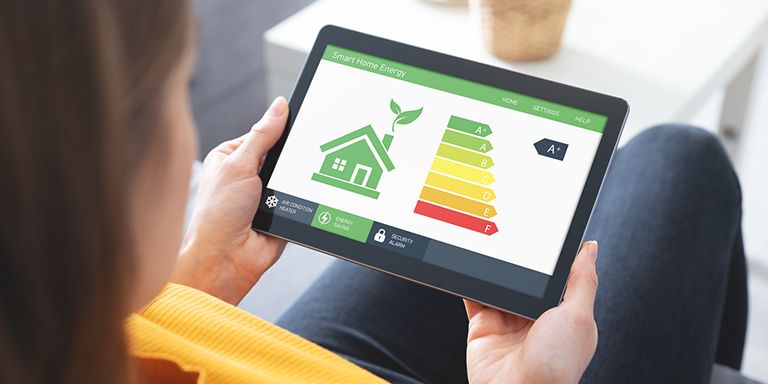 Senhora a analisar como aumentar a eficiência energética da casa