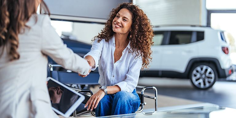 Mulher de cabelo aos caracóis faz simulação de crédito automóvel