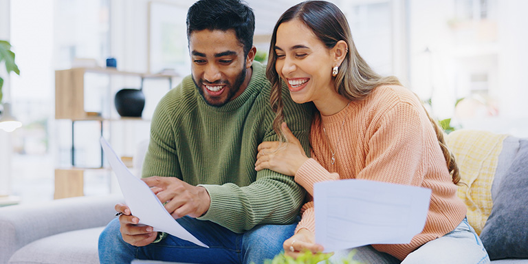 Jovens, rapaz e rapariga, felizes porque vão começar o Erasmus