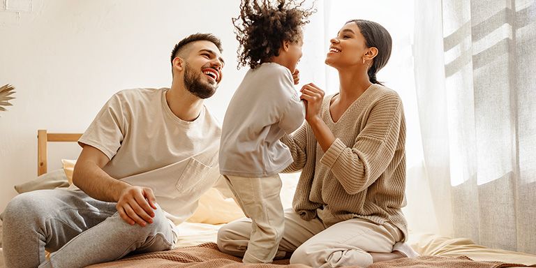 Família feliz com uma criança pequena está a receber o abono de família