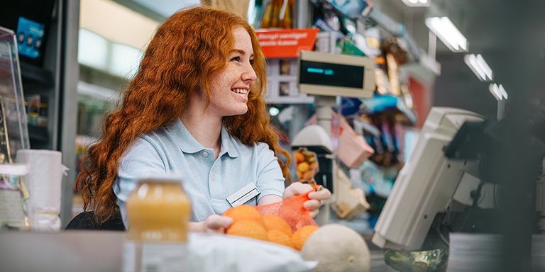 Rapariga ruiva conhece o estatuto do trabalhador-estudante