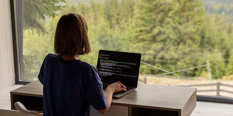 Teletrabalho, mulher no computador