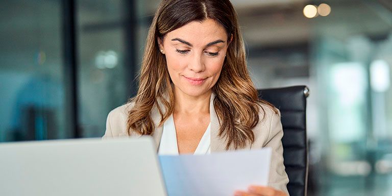 Mulher no computador estuda alterações no IRS