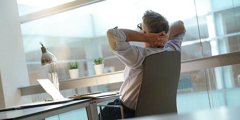 Homem à secretária: como deixar de ser fiador de um empréstimo?