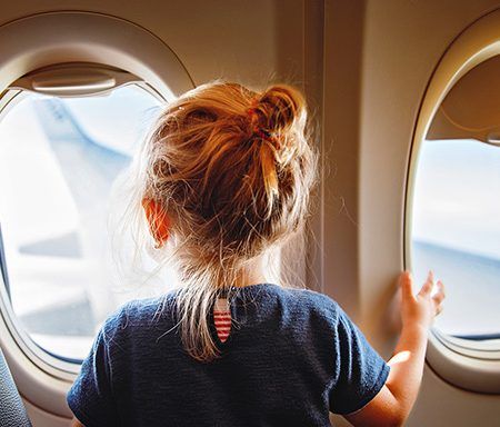 Viajar de avião com crianças: dicas para descomplicar