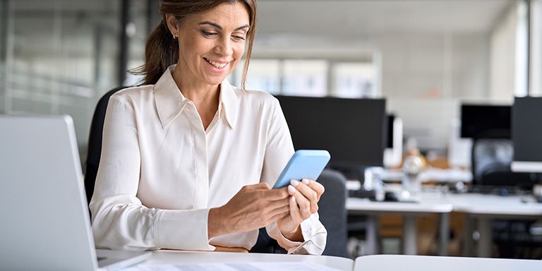 Senhora a usar a IA para gerir as finanças pessoais