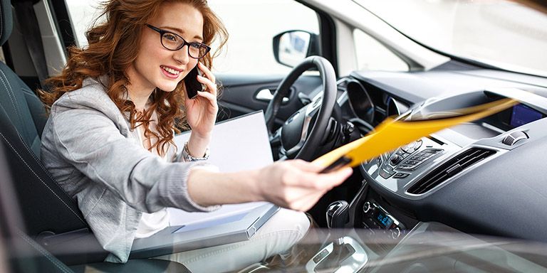 Senhora em inspeção automóvel