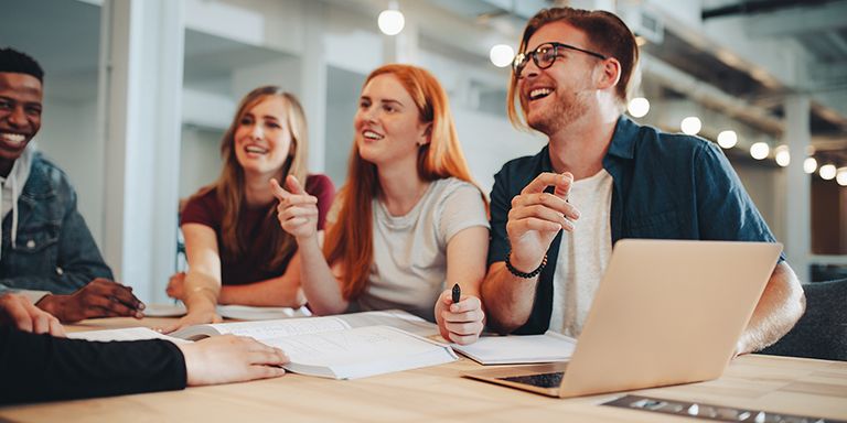 Estudantes universitários que fazem o pagamento de propinas em prestações