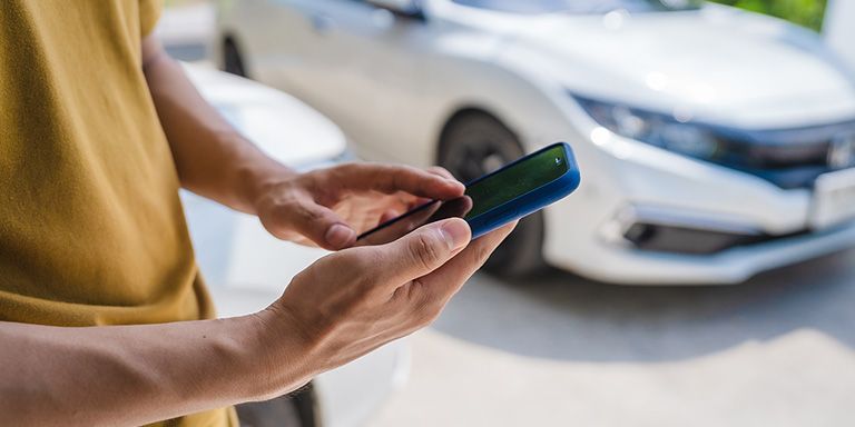 Jovem a simular o seguro automóvel no telemóvel