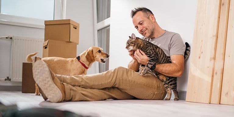 Jovem com animais de estimação em condomínios