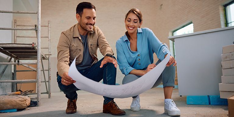 Jovem casal em processo de construir casa