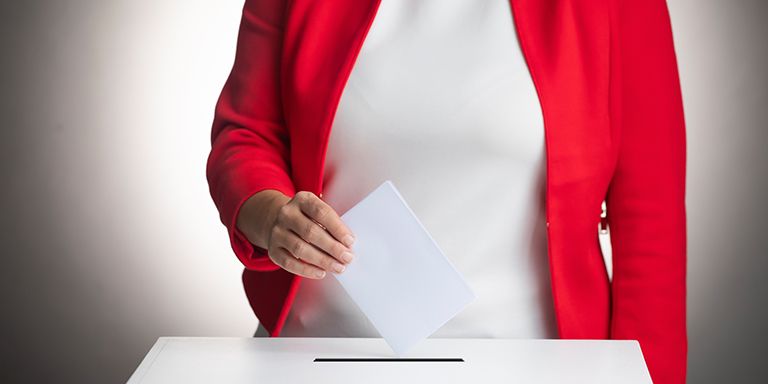 Senhora a votar nas eleições em Portugal
