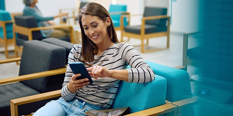 Jovem rapariga a navegar na app SNS 24