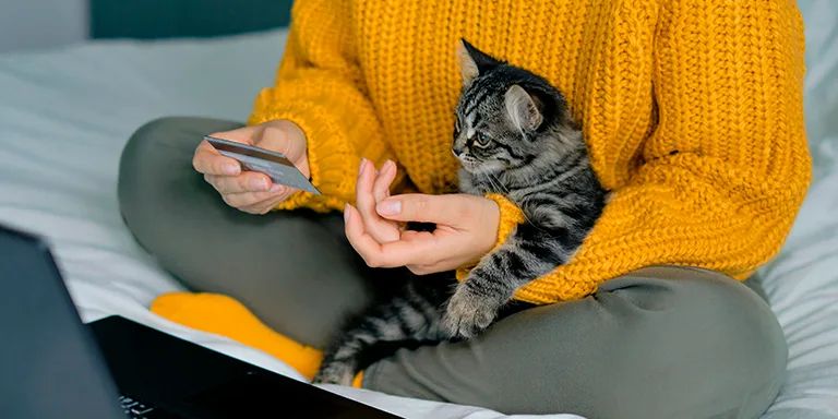 Jovem que sabe poupar nas despesas com animais de estimação