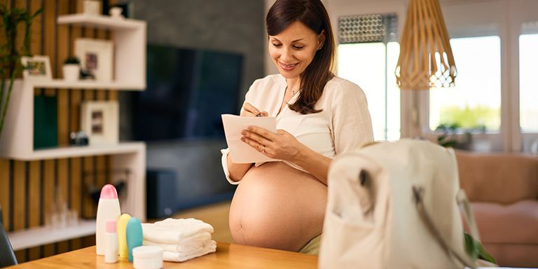 Grávida a preparar a mala de maternidade