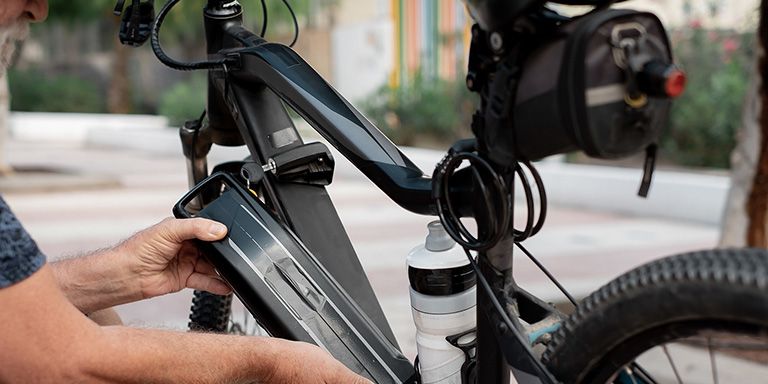 Senhor com seguro para bicicleta elétrica