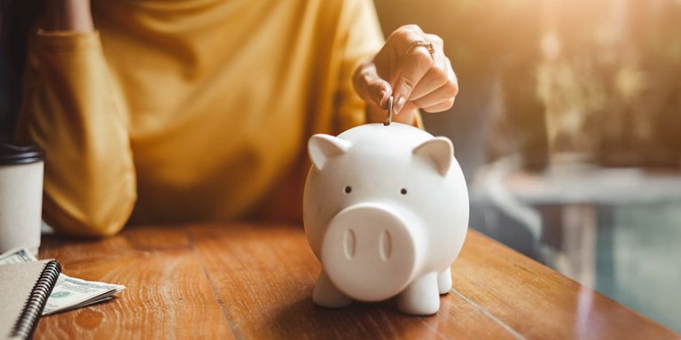 Jovem a aplicar um desafio para poupar dinheiro