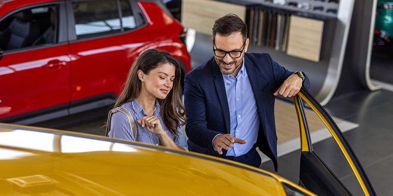 Jovem que escolheu o melhor crédito automóvel para comprar carro