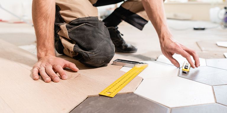 Empreiteiro a fazer obras em apartamentos