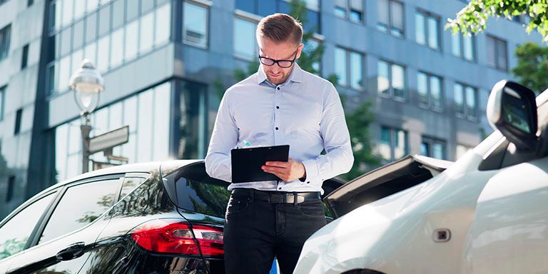 Senhor a preencher a Declaração Amigável de Acidente Automóvel