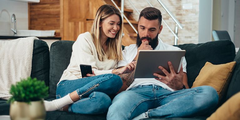 Casal a usar sites para comparar preços online