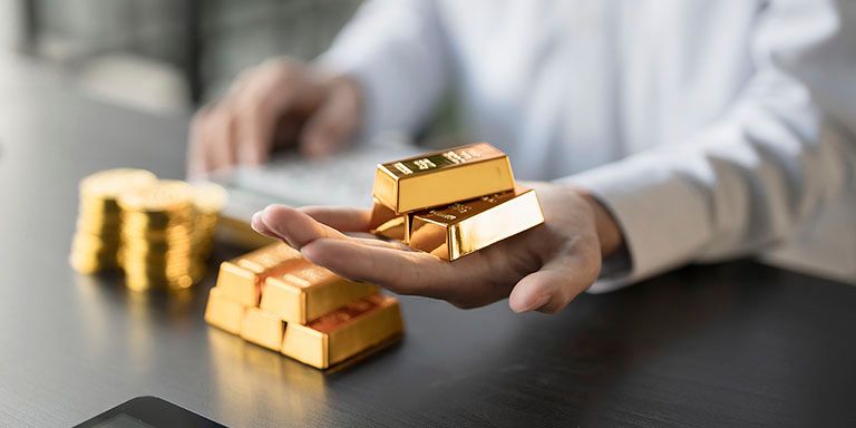 Homem a investir em ouro