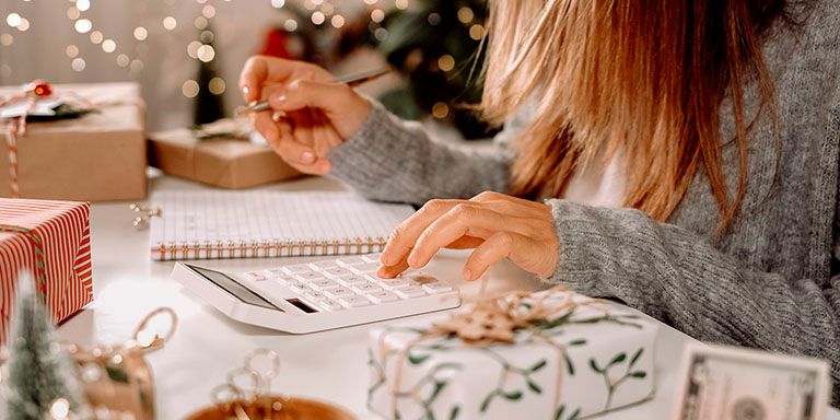 Jovem a analisar como ganhar dinheiro para o Natal